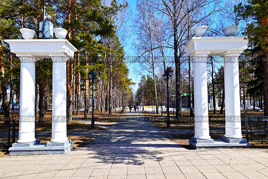 Город Заводоуковск. Вход в парк Машиностроителей (2024 год). Редакционное фото, фотограф Александр Тараканов / Фотобанк Лори