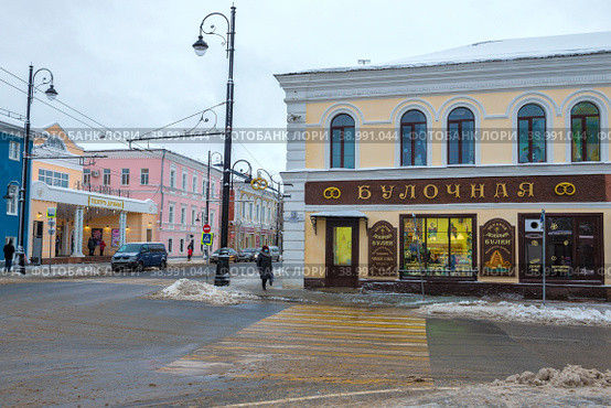 Городская булочная оформленнаяв старинном стиле пасмурным январским днем. Рыбинск (2021 год). Редакционное фото, фотограф Виктор Карасев / Фотобанк Лори