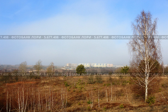 Городская окраина в дымке рассеивающегося тумана. Стоковое фото, фотограф Василий Корженевский / Фотобанк Лори