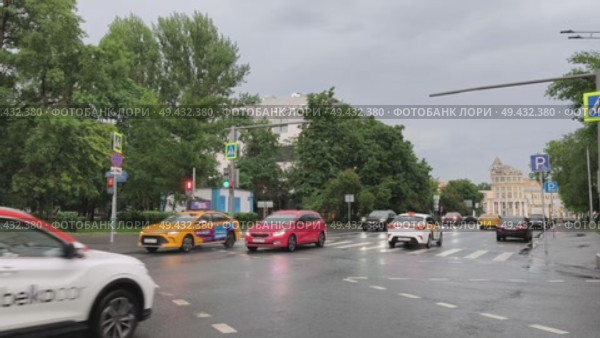 Городская улица после дождя с движущимися автомобилями. Москва, Башиловская улица. Редакционное видео, видеограф Мария Сергеева / Фотобанк Лори