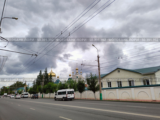 Городская улица с православным храмом и пасмурным небом (2024 год). Редакционное фото, фотограф Мария Сергеева / Фотобанк Лори