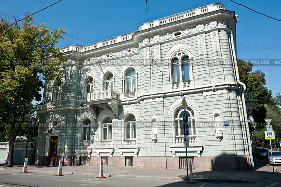 Городская усадьба Я. М. Шлоссберга. Поварская улица, 46. Летний солнечный день. Москва (2018 год). Редакционное фото, фотограф E. O. / Фотобанк Лори