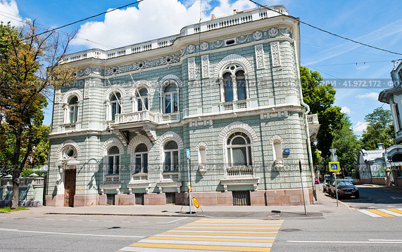 Городская усадьба Я. М. Шлоссберга. Поварская улица, 46. Солнечный летний день. Москва. Россия (2023 год). Редакционное фото, фотограф E. O. / Фотобанк Лори