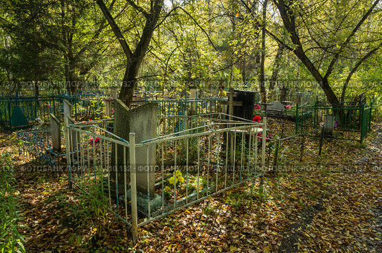 Городское кладбище. Старые могилы и надгробия. City cemetery. Old graves and gravestones. (2019 год). Стоковое фото, фотограф Евгений Романов / Фотобанк Лори
