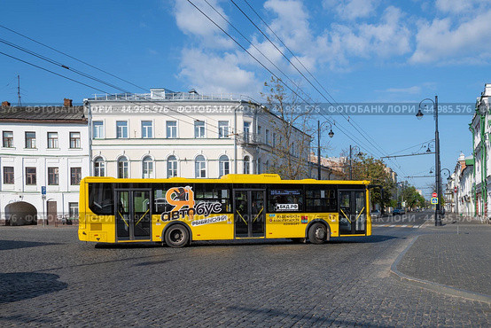 Городской автобус ЛиАЗ-5292.65 поворачивает на Крестовую улицу солнечным августовским днем. Рыбинск (2024 год). Редакционное фото, фотограф Виктор Карасев / Фотобанк Лори