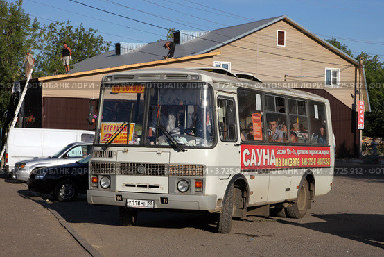 Городской автобус на остановке у вокзала. Струнино, Владимирская область (2012 год). Редакционное фото, фотограф Юлия Кузнецова / Фотобанк Лори