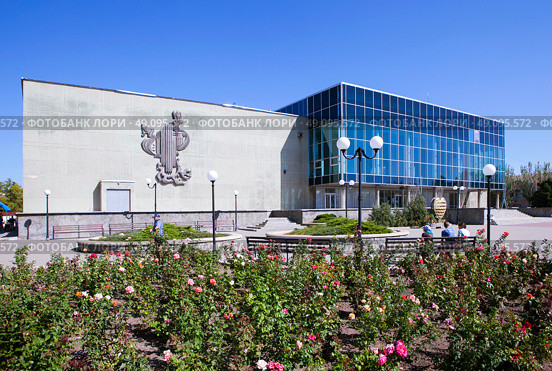 Городской Дворец культуры. Площадь Единства, 3. Бердянск. Запорожская область. Редакционное фото, фотограф Сергей Афанасьев / Фотобанк Лори