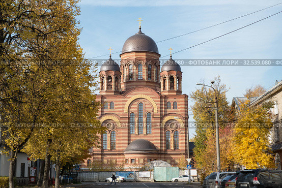 Городской осенний пейзаж с видом на новую церковь Вознесения Господня в городе Электросталь (2019 год). Редакционное фото, фотограф Кузин Алексей / Фотобанк Лори