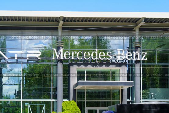 Городской пейзаж. Автосалон Mercedes-Benz. Воронеж. Редакционное фото, фотограф Владимир Шибаев / Фотобанк Лори