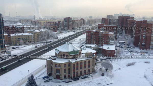 Городской спальный микрорайон в зимний морозный день. Ленинский проспект. Санкт-Петербург (2021 год). Стоковое видео, видеограф Кекяляйнен Андрей / Фотобанк Лори