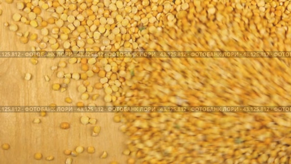 Горох, падающий на деревянном фоне, вид сверху. peas  falling on the wooden background. Стоковое видео, видеограф Александр Собко / Фотобанк Лори