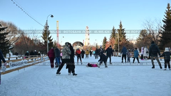 Горожане на зимнем катке. Цветной бульвар. Город Тюмень. Редакционное видео, видеограф Александр Тараканов / Фотобанк Лори