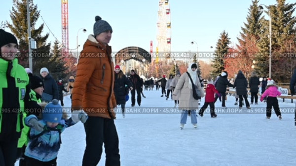 Горожане на зимнем катке. Цветной бульвар. Город Тюмень. Редакционное видео, видеограф Александр Тараканов / Фотобанк Лори