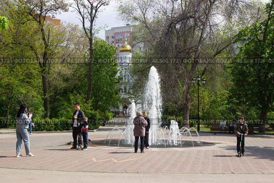Горожане отдыхают в Детском парке у фонтана. Саратов. Редакционное фото, фотограф Евгений Будюкин / Фотобанк Лори