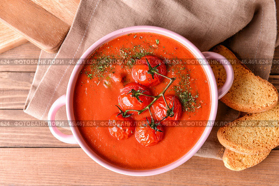 Горшок вкусного томатно-кремового супа на деревянном столе. Стоковое фото, фотограф Pixel_shot / Фотобанк Лори