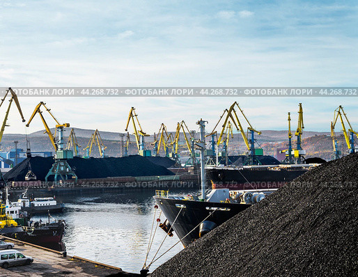 Горы угля, портовые краны, сухогрузы в морском порту. Стоковое фото, фотограф Павел Просянов / Фотобанк Лори