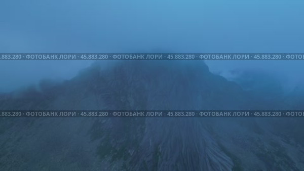 Горы в тумане (2023 год). Редакционное видео, видеограф Егор Коротеев / Фотобанк Лори