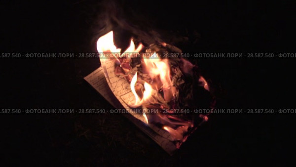 Горящая рукопись. Burning the manuscript. Стоковое видео, видеограф Евгений Романов / Фотобанк Лори