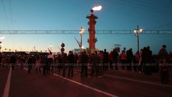 Гости и жители города приходят на стрелку Васильевского острова в ожидании салюта. Белые ночи. Санкт-Петербург (2015 год). Редакционное видео, видеограф Кекяляйнен Андрей / Фотобанк Лори