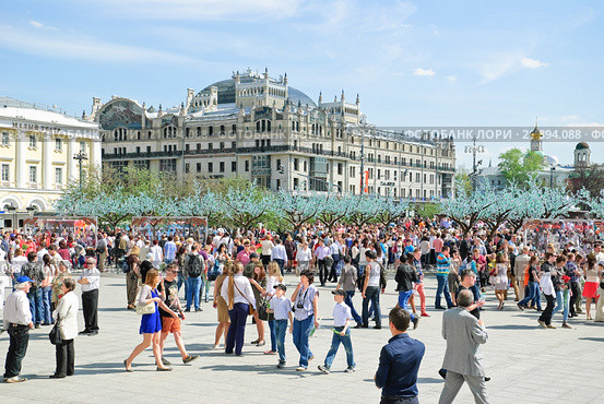Гостиница "Метрополь" и Театральная площадь в праздничный день (2013 год). Редакционное фото, фотограф Алёшина Оксана / Фотобанк Лори