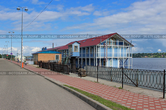Гостиница на воде "Мирная пристань" в Кинешме (2017 год). Редакционное фото, фотограф Ирина Краснова / Фотобанк Лори
