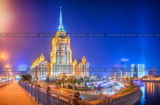 Гостиница Рэдиссон (бывшая гостиница Украина) и  Новоарбатский мост, Москва (2017 год). Редакционное фото, фотограф Baturina Yuliya / Фотобанк Лори