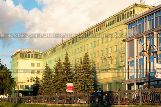 Гостиница "Россия" в строительной сетке. Нижний Новгород (2017 год). Редакционное фото, фотограф Александр Щепин / Фотобанк Лори