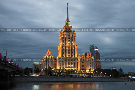 Гостиница "Украина" (Radisson Royal Hotel) крупным планом облачным сентябрьским вечером (2016 год). Редакционное фото, фотограф Виктор Карасев / Фотобанк Лори