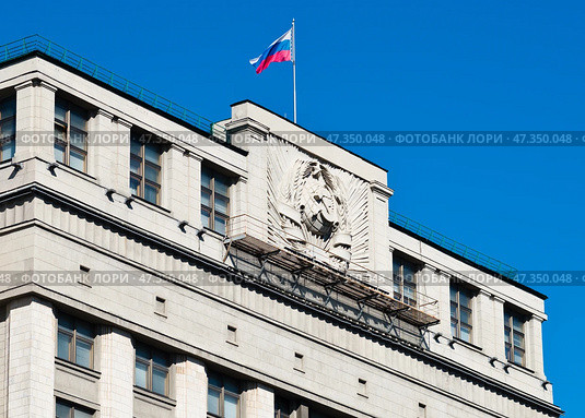 Государственная дума. Крупный план здания. Солнечный день. Москва. Россия. Редакционное фото, фотограф E. O. / Фотобанк Лори