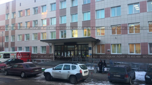Государственная городская поликлиника, вход и парковка автомобилей (2021 год). Редакционное видео, видеограф Кекяляйнен Андрей / Фотобанк Лори