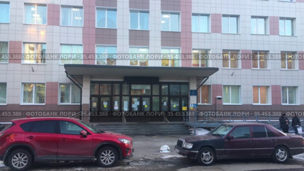 Государственная поликлиника, вход и парковка автомобилей (2021 год). Редакционное видео, видеограф Кекяляйнен Андрей / Фотобанк Лори