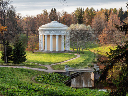 Государственный музей Павловск осенью. Павильон "Храм дружбы". State museum Pavlovsk in autumn. The Temple of Friendship pavilion. (2021 год). Редакционное фото, фотограф Евгений Романов / Фотобанк Лори