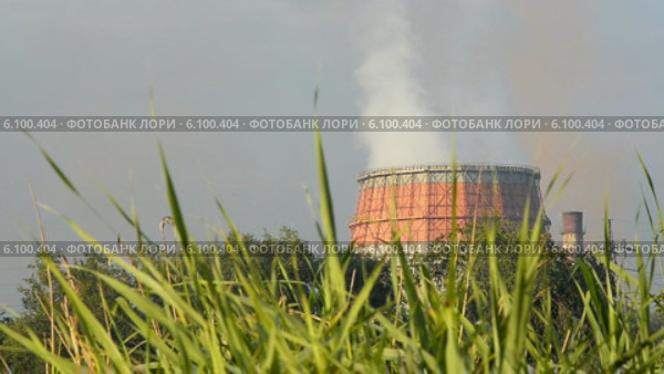 Градирня завода. Стоковое видео, видеограф Данил Руденко / Фотобанк Лори