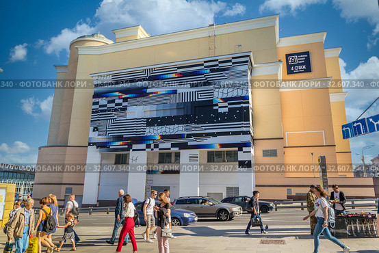 Граффити Фелипе Пантоне (Felipe Pantone) на стене торгово-развлекательного комплекса (ТРК) «Атриум». Улица Земляной Вал, город Москва. Россия (2018 год). Редакционное фото, фотограф Владимир Сергеев / Фотобанк Лори
