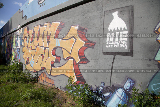 Graffiti on the wall along the banks of the Vistula River. Редакционное фото, агентство BE&W Photo / Фотобанк Лори