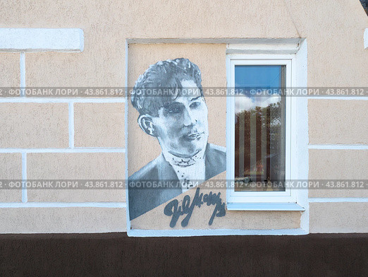 Граффити портрет И.И. Макарова на МБУК.  Ряжская центральная библиотека имени И.И.Макарова (2024 год). Редакционное фото, фотограф Владимир Макеев / Фотобанк Лори