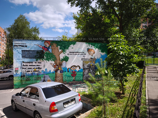Граффити с персонажами и цитатой на стене в Нижнем Новгороде. Редакционное фото, фотограф Мария Сергеева / Фотобанк Лори