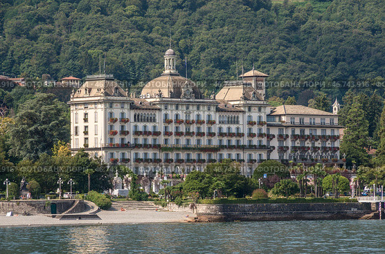 Гранд-отель Des Iles Borromees и набережная города Стреза, вид с озера. Италия (2018 год). Редакционное фото, фотограф Дымов Игорь / Фотобанк Лори