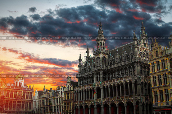 Grand Place - the historic square in the center of Brussels. Town Hall and the Bread House, or House of the King. Europe. Grand Place. Стоковое фото, агентство Ingram Publishing / Фотобанк Лори