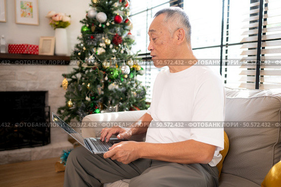 Grandfather and grandmother are reviewing the expenses and the food menu to host their children and grandchildren during the Christmas holiday at home. Стоковое фото, агентство Ingram Publishing / Фотобанк Лори