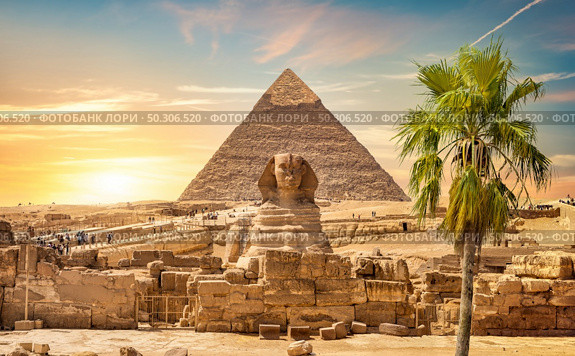 Great sphinx and pyramid under bright sun. Стоковое фото, агентство Ingram Publishing / Фотобанк Лори