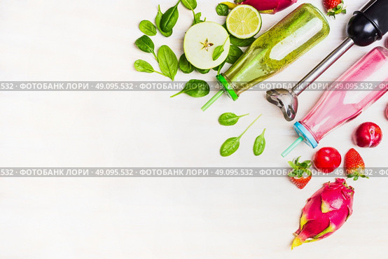 Green and red Smoothie bottles with fresh ingredients and electric blender on white wooden background, top view, border. Superfoods and health or detox  diet food concept. Стоковое фото, агентство Ingram Publishing / Фотобанк Лори