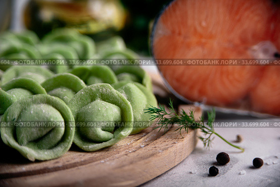 Green dumplings with salmon. Стоковое фото, фотограф Ночёвка Виктория / Фотобанк Лори