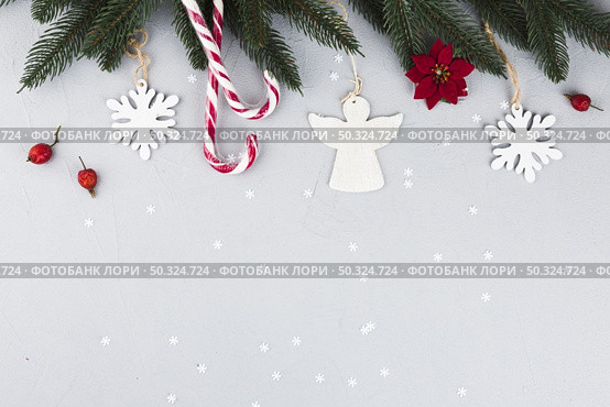 green fir tree branches with candy canes toys. Стоковое фото, агентство Ingram Publishing / Фотобанк Лори