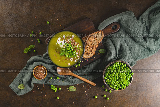Green pea soup with linseed and pumpkin and sunflower seeds on a rustic kitchen countertop. Стоковое фото, агентство Ingram Publishing / Фотобанк Лори