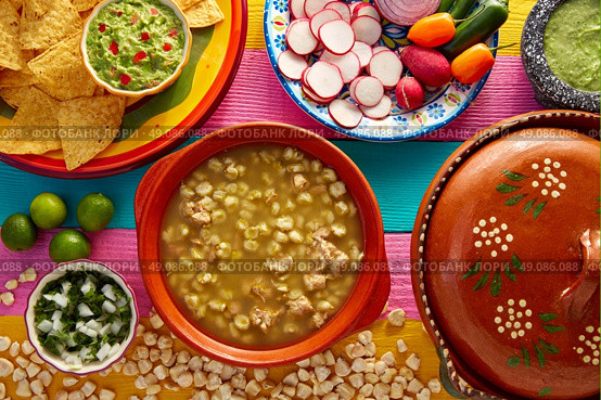 Green Pozole verde with blanco mote corn and ingredients on colorful table. Стоковое фото, агентство Ingram Publishing / Фотобанк Лори