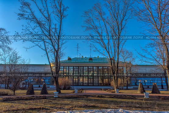 Greenhouse building in Tsaritsyno Park in early spring (2019 год). Редакционное фото, фотограф Анна Кривицкая / Фотобанк Лори