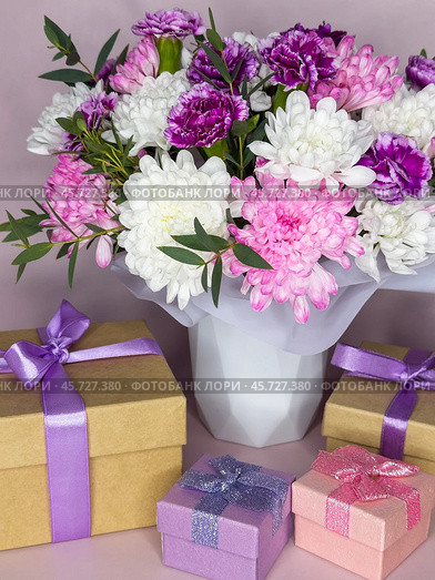 Greeting card for happy birthday, women's day on March 8, valentine's day, mother's day or anniversary. Beautiful bouquet of delicate fresh flowers and gift boxes. Festive romantic congratulation card. Стоковое фото, фотограф Виктория Катьянова / Фотобанк Лори