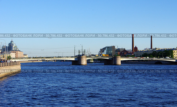 Гренадёрский мост - автодорожный металлический разводной мост через Большую Невку в Санкт-Петербурге (2021 год). Редакционное фото, фотограф Алексей Иванов / Фотобанк Лори
