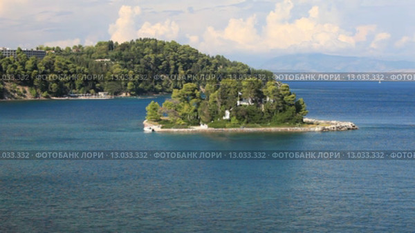 Греция. Остров Корфу. Ионическое море, вид на маленький островок Понтикониси (Pontikonisi) (2014 год). Стоковое видео, видеограф Яна Королёва / Фотобанк Лори